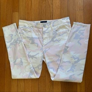 SANCTUARY | PASTEL CAMO SKINNY ANKLE-FRAY JEAN